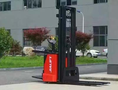 加力電動堆高車安全操作規(guī)程-沈陽興隆瑞機(jī)械